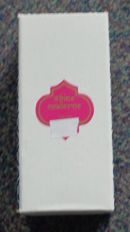 GLASS BOTTLE WITH A PLASTIC STOPPER FILLED WITH A SCENTED OIL.
THE OIL COMES WITH A CERAMIC FLOWER WHICH HAS A TEXTILE WICK ATTACHED.  

THE WICK IS INSERTED IN THE OIL, IN ORDER FOR THE FRAGNANCE TO REACH THE CERAMIC FLOWER AND DISTRIBUTE THE SCENT AROUND THE ROOM.

THE ITEMS ARE PACKAGED IN A CARDBOARD BOX FOR RETAIL SALE.