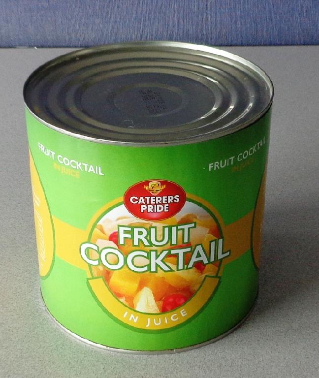 A FRUIT COCKTAIL IN JUICE. A MIX OF DICED PEARS, PEACHES, PINEAPPLES, GRAPES AND CHERRIES, IN CLEAR PEAR JUICE. CONTAINS SUGAR 7.2G PER 100 G, BRIX VALUE 8 -12. IN A CAN EXCEEDING 1KG, NET WEIGHT 2.5 KG.