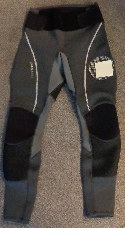 ARTICLE IS A PAIR OF JUNIOR TROUSERS MADE FROM CELLULAR NEOPRENE RUBBER COVERED ON BOTH SIDES WITH A KNITTED NYLON FABRIC.  INCLUDES PROTECTIVE 2MM DI-GUARD NEOPRENE AROUND THE SEAT AND KNEES TO PROTECT AGAINST WEAR GENERATED THROUGH CONTACT WITH THE BOAT. INCLUDES LOW BULK X4 FLEX STRETCH ZONES AT THE CROTCH AND BEHIND THE KNEES. FLATLOCKED CONSTRUCTION TO REDUCE CHAFFING. INCLUDES ADJUSTABLE NEOPRENE WAISTBAND.