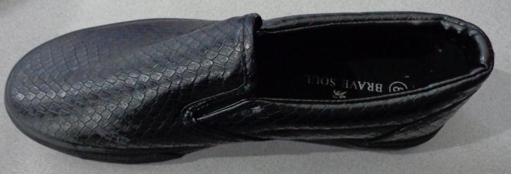 MENS FORMAL SLIP ON STYLE SHOE WHICH IS NOT COVERING THE ANKLE. WITH UPPERS OF PU PLASTIC. WITH MAN MADE OUTER SOLE OF RUBBER/PLASTIC. WITH A COTTON LINING. INSOLE LENGTH MORE THAN 24CMS. BLACK IN COLOUR.