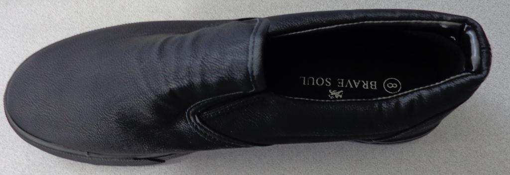 MENS FORMAL SLIP ON STYLE SHOE WHICH IS NOT COVERING THE ANKLE. WITH UPPERS OF PU PLASTIC. WITH MAN MADE OUTER SOLE OF RUBBER/PLASTIC. WITH A COTTON LINING. INSOLE LENGTH MORE THAN 24CMS. BLACK IN COLOUR.
