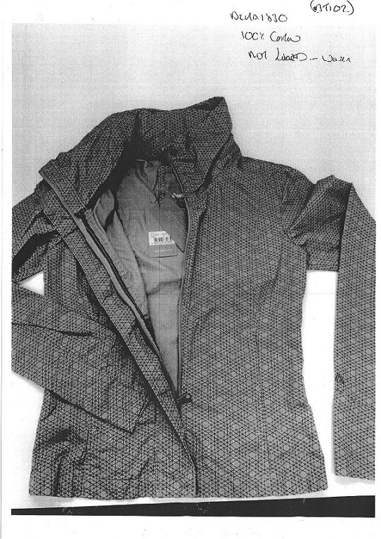A WOVEN LADIES JACKET. DESIGNED TO COVER THE UPPER PART OF THE BODY FROM THE SHOULDERS TO THE HIPS.  WITH A HOOD. WITH COMPLETE FRONT OPENING FASTENED WITH ZIP AND A FLAP WITH PRESSS STUDS.  WITH ZIPPED FRONT POCKETS. GARMENT HEMMED AT BASE AND SLEEVE ENDS. THE GARMENT IS MADE FROM 100% COTTON. NOT LINED. NOT ELASTICATED AT HEM OR SLEEVES.
