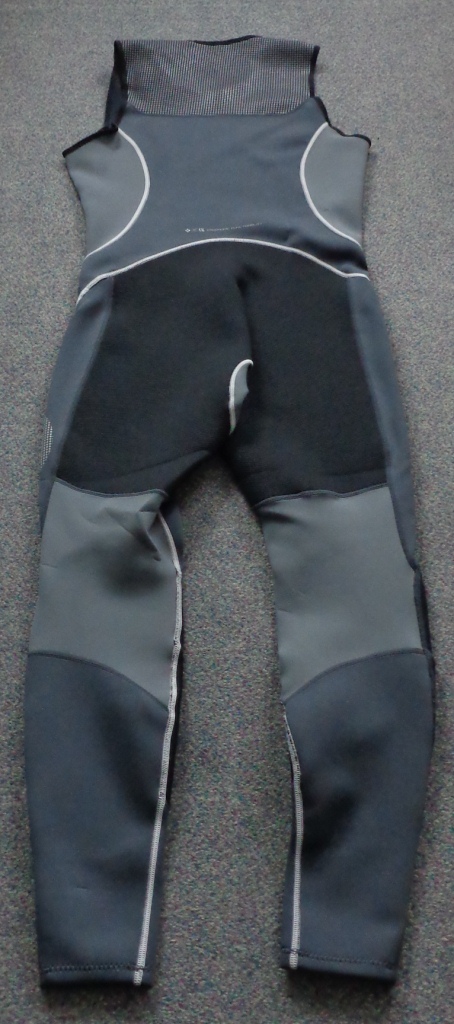 ARTICLE IS A MADE UP ALL IN ONE OVERALL STYLE GARMENT. THE FABRIC IS A CELLULAR RUBBER COVERED ON BOTH SIDES WITH A KNITTED NYLON FABRIC. THE GARMENT COVERS THE LEGS, TORSO AND CHEST WITH STRAPS OVER THE SHOULDERS. THE GARMENT HAS NO SLEEVES. THE GARMENT COVERS THE SIDES UP TO THE ARMPITS. BLACK AND DARK GREY IN COLOUR WITH THE COMPANY LOGO ON BOTH LEGS AND THE CHEST. THE GARMENT HAS A DI-GUARD NEOPRENE SEAT AND KNEES TO PROTECT AGAINST WEAR GENERATED THROUGH CONTACT WITH THE BOAT. THE GARMENT ALSO HAS LOW BULK X4 FLEX STRETCH ZONES AT THE SIDE PANELS, CROTCH AND BEHIND THE KNEES. HAS SUPERFLEX NECK ENTRY FOR IMPROVED FIT AND COMFORT. THE GARMENT HAS FLATLOCKED CONSTRUCTION TO REDUCE CHAFFING.
