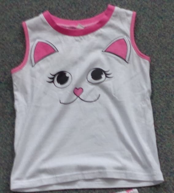 GIRLS SLEEVELESS TOP WITH A  ROUND NECK WITHOUT OPENING. HEMMED AT THE BASE OF THE GARMENT. MADE FROM 100% KNITTED COTTON. PACKAGED WITH A KNITTED PAIR OF SHORTS CLASSIFIED SEPARATELY UNDER BTI REFERENCE NO 502674856.