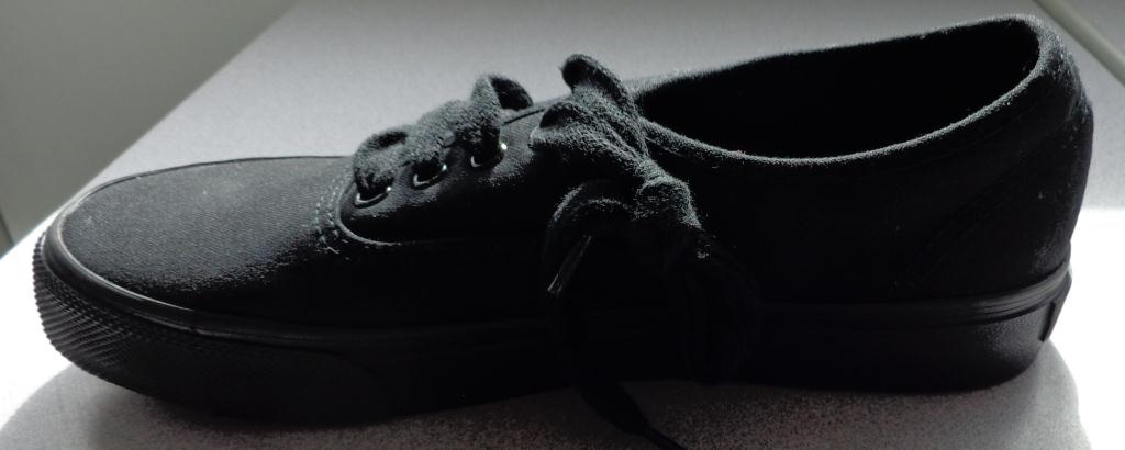 A CANVAS SHOE WITH UPPER OF TEXTILE. OUTER SOLE CONSISTING OF PLASTIC AND TEXTILE WHERE THE TEXTILE CONSTITUTES THE LARGEST AREA IN CONTACT WITH THE GROUND. LACE UP FASTENING. EXTERIOR COLOUR: BLACK. BLACK INTERIOR WITH GREEN INNER SOCK.