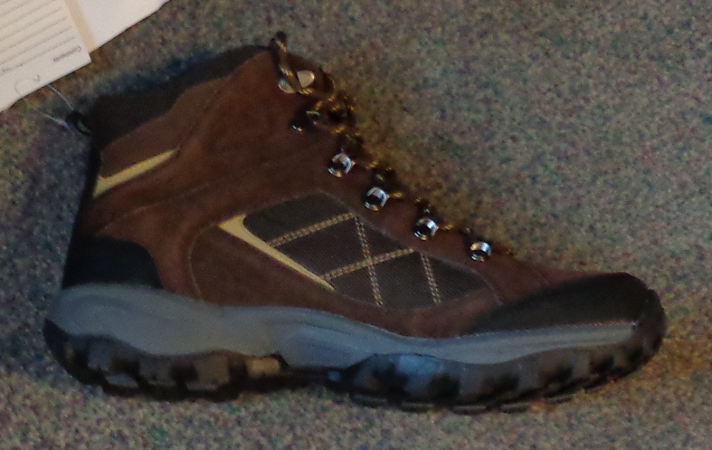 A HIKING/OUTDOORS BOOT FOR MEN. COVERS THE ANKLE BUT NO PART OF THE CALF. OF AN INSOLE LENGTH GREATER THAN 24CM. WITH AND UPPER OF LEATHER SUEDE AND TEXTILE, WHERE EXCLUDING REINFORCEMENTS THE LEATHER SUEDE PREDOMINATES AND IS CONSIDERED TO BE THE CONSTITUENT VIABLE UPPER. WITH LACE UP FASTENING. WITH AN OUTER SOLE OF RUBBER. COLOURED BROWN.