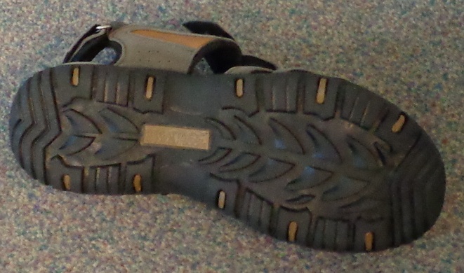 MENS SANDALS. WITH A THERMOPLASTIC RUBBER SOLE. WITH AN UPPER OF LEATHER SUEDE CONNECTED TO THE SOLE. THE UPPER HAS A TEXTILE LINING (NOT CONSIDERED TO BE PART OF THE VIABLE UPPER). THE SANDAL HAS A VAMP WITH TWO PARTS CUT OUT ON EITHER SIDE OF THE FRONT OF THE FOOT. DOES NOT COVER THE TOES. DOES NOT COVER THE HEEL. WITH A VELCRO STRAP OF LEATHER SUEDE AROUND THE FRONT OF THE ANKLE AND A VELCRO STRAP AROUND THE BACK OF THE HEEL. WITH A HEEL LESS THAN 3 CM, AND WITH AN INSOLE GREATER THAN 24 CM. THE INSOLE IS COVERED WITH A TEXTILE. GREEN AND BLACK IN COLOUR.