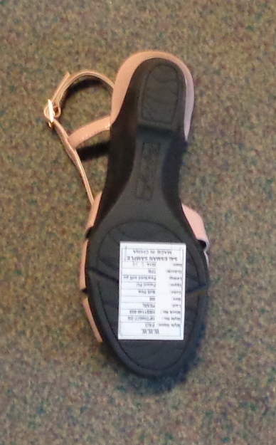 SANDAL SHOE WITH UPPERS OF PU AND OUTER SOLES OF PLASTIC, FOR WOMEN. WITH INSOLES OF A LENGTH OF EXACTLY 24CM, WITH A VAMP MADE OF STRAPS WITH A BUCKLE FASTENING AT THE HEEL. SOFT PINK IN COLOUR, WITH 1 AND THREE QUARTER INCH HEEL AND WITH AN OPEN TEAR DROP DESIGN ON THE FRONT THAT FORMS THE HEEL STRAP. WITH PADDED INSOLE.