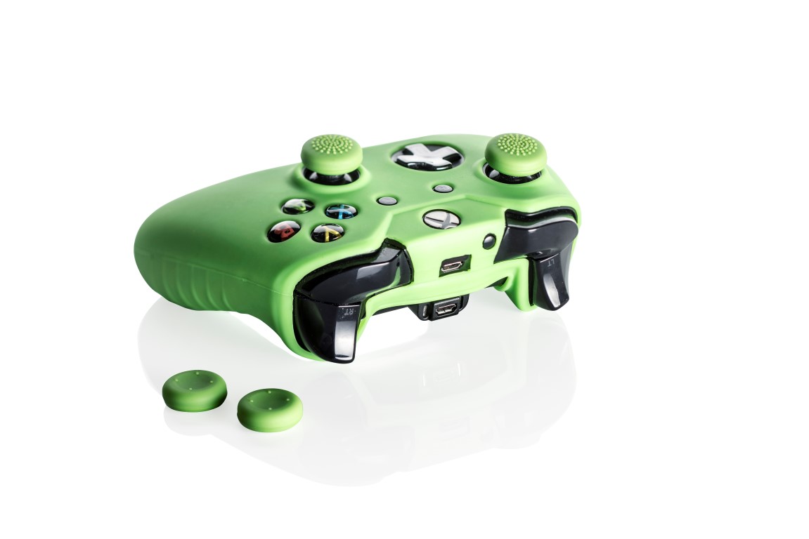 A GAMES CONSOLE CONTROLLER KIT FOR THE XBOX ONE. THE KIT CONSISTS OF A SILICONE GREEN COLOURED COVER FOR AN XBOX ONE  CONTROLLER, AND FOUR GREEN NON-SLIP THUMB GRIPS. THE COVER HAS BEEN TOOLED TO FIT THE XBOX ONE CONTROLLER PERFECTLY.