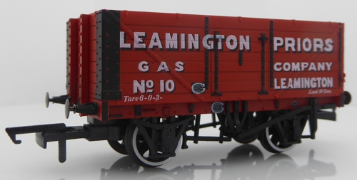 A MODEL OF A RAILWAY WAGON DESIGNED TO RUN ON 00 GAUGE TRACKS. IT HAS A SCALE OF 1:76. IT IS MADE OF PLASTIC WITH ZINC WHEELS, AND HAS COUPLINGS TO ENABLE IT TO BE JOINED TO OTHER MODELS. PREDOMINANTLY RED IN COLOUR WITH WHITE WRITING. PACKAGED FOR RETAIL SALE.