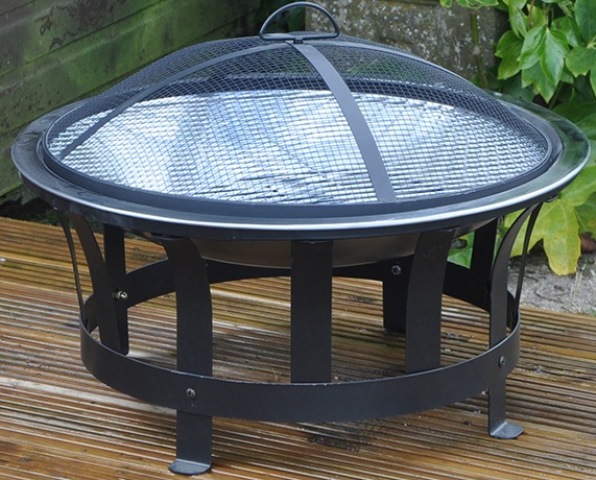 A BARBECUE FIRE PIT HEATER WITH A STEEL FRAME, BOWL, COOKING GRILL AND MESH FIREGUARD LID.  THE PRODUCT CAN BE USED WITH BOTH WOOD AND CHARCOAL.  DIMENSIONS: HEIGHT 40 CM; DIAMETER 60 CM.  PACKAGED IN A FULL COLOUR DISPLAY BOX.