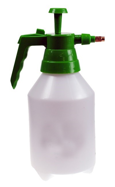 A 1.5 LITRE HAND HELD PUMP ACTION PRESSURE SPRAYER FOR LIQUIDS. MADE OF PLASTIC WITH A GREEN COLOURED PUMP ACTION HANDLE AND A RED NOZZLE. SUITABLE FOR DOMESTIC USE IN THE HOME AND THE GARDEN. PACKAGED FOR RETAIL SALE IN A POLY BAG WITH BARCODE STICKER.
