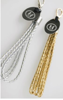 CHARMS TASSSEL PU LEATHER.
A CHARM TO BE ATTACHED TO AN ELECTRONIC DEVICE. THE CHARM IS A MADE UP ARTICLE FROM PU LEATHER AND HAS THE APPEARANCE OF TWISTED CORDS IN LOOPS. THE WIDTH OF THE YARN THAT MAKE UP THE CORDS IS LESS THAN 5 MM. WITH A METAL CLIP FOR ATTACHMENT. AVAILABLE IN TWO COLOURS GOLD AND SILVER.