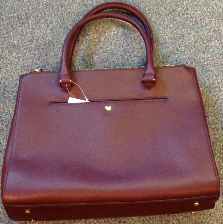 BURGUNDY POLYURETHANE HANDBAG. TOTE STYLE. WITH TWO ZIP POCKETS AT TOP. WITH TEXTILE INNER LINING. SIZE 37 x 30 x 13