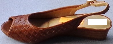 LADIES FOOTWEAR NOT COVERING THE ANKLE. UPPERS OF LEATHER WITH VAMP FEATURING A DECORATIVE BASKET WEAVE PATTERN. OUTER SOLE OF RUBBER. SLING BACK HEEL STRAP WITH GOLD BUCKLE. INSOLE LEGTH LESS THAN 24CM. COMBINED HEEL AND SOLE WITH A HEEL HEIGHT OF 3CM. COLOUR: BROWN UPPER, TAN COLOUR INTERIOR AND INSOLE BEARING BRAND LOGO AND DECORATIVE STITCHING PATTERN.
