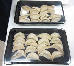 GYOZA (PASTA) WITH A CHICKEN AND VEGETABLE FILLING. THIS PRODUCT IS FULLY COOKED AND FROZEN. MADE UP OF: (WHEAT FLOUR, WATER, SOYA BEAN OIL, SALT). CHICKEN, CABBAGE, ONION, GARLIC, CORIANDER, SOY SAUCE, SOY BEAN OIL, WATER, CORN STARCH, GINGER, WHITE PEPPER, SESAME SEED OIL, SUGAR.
PACKAGED IN A PLASTIC TRAY OF 16 WITH A CLEAR FILM COVERING.