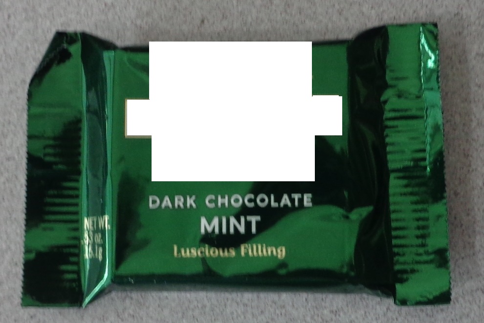 A 15.1G DARK CHOCOLATE SQUARE WITH A MINT FLAVOUR FILLING. INDIVIDUALLY WRAPPED IN A PRINTED GREEN, BLUE AND GOLD COLOURED SEALED WRAPPER.