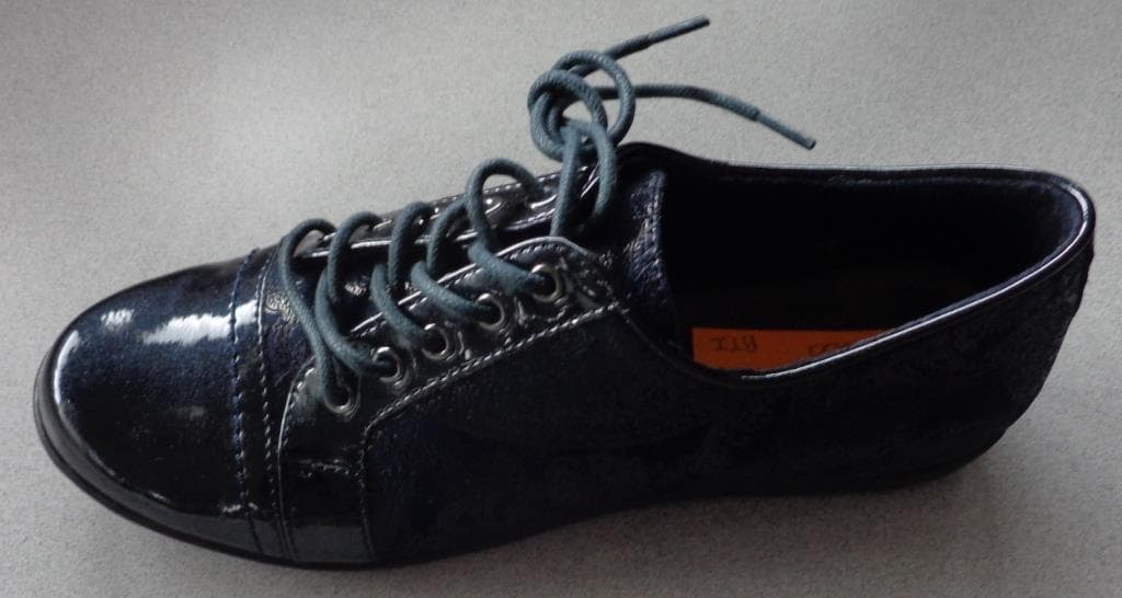 LACE UP SHOE WITH UPPERS OF FAUX SUEDE, WITH OUTER SOLES OF PLASTIC, FOR WOMEN. NOT COVERING THE ANKLE. WITH INSOLES OF A LENGTH OF SLIGHTLY UNDER 24CM, WITH LACE UP FASTENING. NAVY PAISLEY IN COLOUR, WITH SHINNY TOE CAP AND LACE HOLE SECTIONS WITH A SHINNY STRIP ON THE HEEL UPPER. WITH A FLAT HEEL.