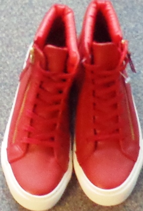 MEN'S CASUAL SHOES WITH LEATHER UPPERS AND RUBBER SOLES. COVERING THE ANKLE, BUT NOT THE CALF. WITH LACES, AND A ZIP TO THE OUTER SIDE. RED IN COLOUR.
