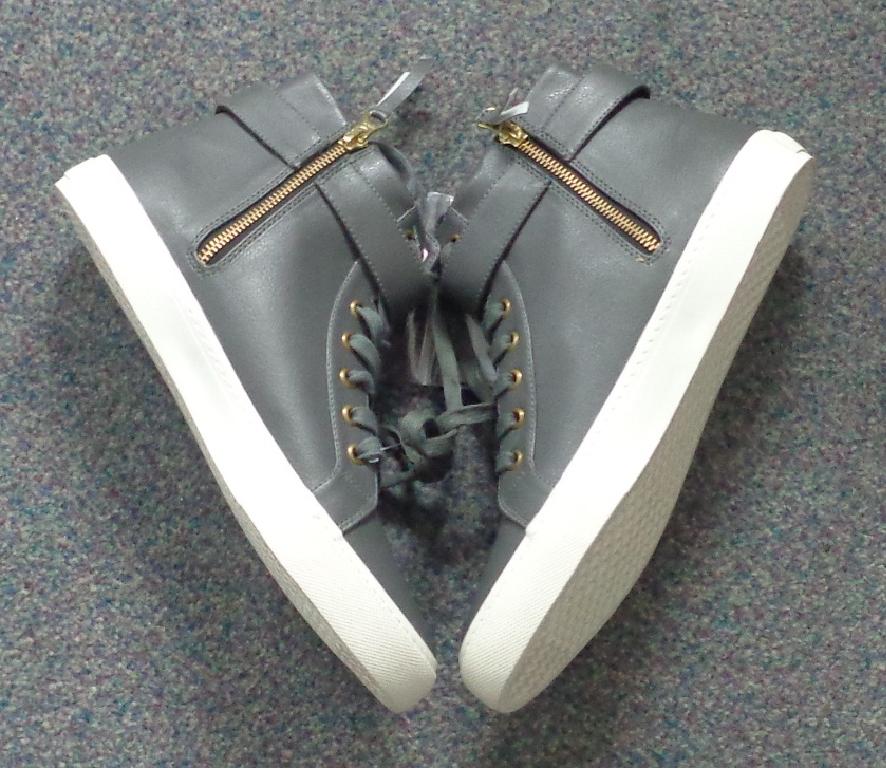 MENS LACE UP CASUAL SHOES, COVERING THE ANKLE. THEY HAVE DARK GREY POLYURETHANE UPPERS AND RUBBER OUTER SOLES. THEY HAVE A ZIP ON THE INNER HEEL AND A TIGHTENING STRAP GOING ROUND THE TOP OF THE SHOE.