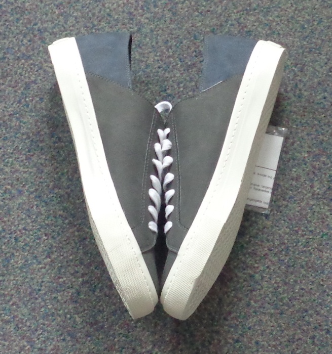 MENS LACE UP CASUAL SHOES. THEY HAVE GREY POLYURETHANE UPPERS AND RUBBER OUTER SOLES. INSOLES HAVE A LENGTH GREATER THAN 24 CMS.