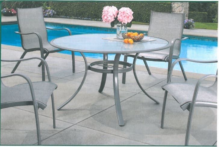 ROUND 50 INCH GARDEN TABLE.
MADE FROM 37% ALUMINIUM AND 63% GLASS.
NO CHAIRS.