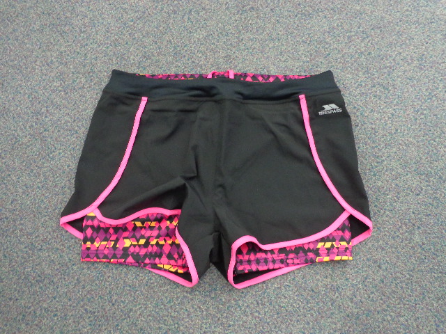 LADIES SHORTS WITH A WOVEN OUTER OF 90% POLYESTER AND 10% ELASTANE. THE INNER IS KNITTED, ALSO OF 90% POLYESTER AND 10% ELASTANE. THERE IS A DRAWCORD AT THE WAIST, AND A SMALL ZIPPED WAIST POCKET AT THE BACK. BLACK IN COLOUR, WITH A PINK TRIM.