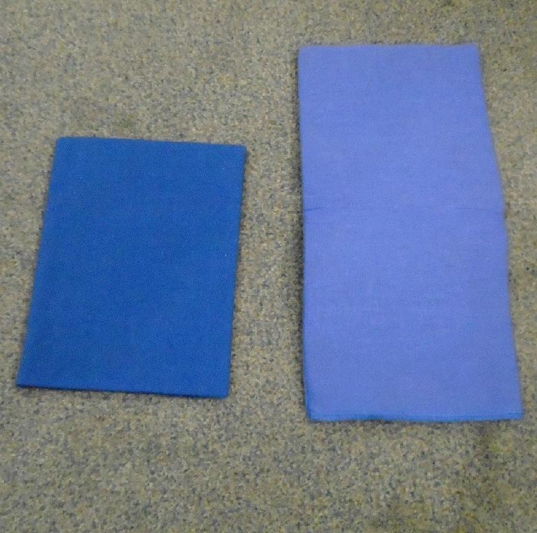 A  WOVEN   OVEN  MITT.  IS SQUARE OR (RECTANGULAR)  IN SHAPE. WITH NO SLOT FOR A THUMB TO BE INSERTED. STICHED ON 3 SIDES WITH AN OPENING AT THE BOTTOM FOR INSERTING THE HAND. FOR  USE AS INDUSTRIAL OVEN MITTS IN BAKERIES I.E. FOR LIFTING PANS/HOT TRAYS.
COMPOSITION : 80% COTTON AND 20% JUTE. OUTER MADE FROM 40" 42X42 10/10S LOOMSTATE/DYED COTTON. 
INNER LINING MADE FROM 40"/10-OZ 40" HESSIAN.
CONSTRUCTION 11X12 30 5GMS. TESTED TO LEVEL 2 CONTACT HEAT UP TO 250 DEGREES, NO MORE THAN 15 SECONDS AT A TIME.