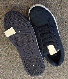 TRAINER STYLE SHOES WITH TEXTILE UPPER, TEXTILE LINING AND TEXTILE SOLES.  LACE-UP FASTENING WITH NAVY BLUE UPPER AND WHITE WELT. THERE IS A SMALL EMBROIDERED RED BRAND LOGO APPLIED ON THE TONGUE. NAVY BLUE LINING WITH BRAND LOGO AND SIZE PRINTED ON THE INSOLE. NAVY BLUE OUTER SOLE WITH A GROOVED PATTERN.