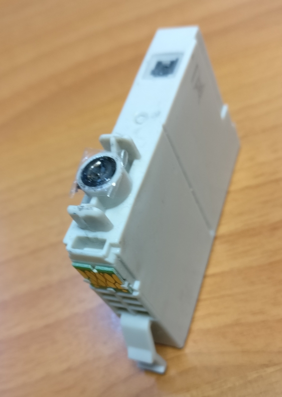 INK CARTRIDGE WITHOUT AN INTEGRATED PRINT HEAD.

THE CARTRIDGE IS USED FOR OFFICE AND HOME USE DESKTOP INKJET  PRINTERS.

THIS CARTRIDGE CONTAINING INK HAS ELECTRONIC COMPONENTS IN THE FORM OF  CIRCUITS OR A CHIP STORING INFORMATION LIKE MODEL DETAILS, PAGE COUNT AND YIELD WHICH ARE FED BACK TO THE PRINTER WHEN REQUESTED.
THE CARTRIDGE DOES NOT CONTAIN ANY MECHANICAL COMPONENTS.