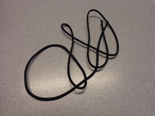 BRAIDED ROUND SHOELACES MADE FROM POLYESTER, WITH CELLULOSE ACETATE TIPS. THEY RANGE IN LENGTH FROM 60 TO 180 CMS, AND HAVE A DIAMETER OF 2 MM. VARIOUS COLOURS.
