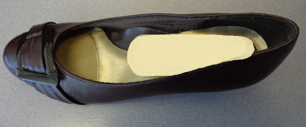 LADIES COURT SHOE WITH UPPERS OF FAUX LEATHER WITH A TEXTILE LINING, AND OUTER SOLES OF RUBBER. NOT COVERING THE ANKLE. WITH INSOLES OF A LENGTH OF EXACTLY 24CM, DARK BROWN IN COLOUR WITH A DECORATIVE DECORATION ACROSS THE FRONT TOP OF THE SHOE. WITH APPROXIMATELY 1 ¼ INCH HEEL.