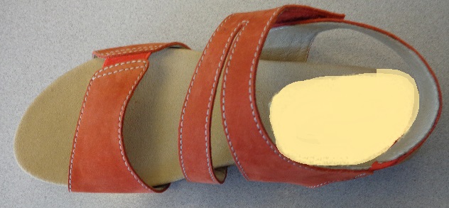 LADIES CASUAL SANDAL WITH UPPERS OF NUBUCK AND OUTER SOLES OF RUBBER, FOR WOMEN. NOT COVERING THE ANKLE. WITH INSOLES OF EXACTLY 24 CM, WITH AN OPEN SHOE WITH A STRAP ACROSS THE TOP OF THE FOOT WITH A SMALL ELASTICATED GUSSET, WITH AN ADJUSTABLE ANKLE STRAP SECURED BY VELCRO. WITH A SINGLE HEEL STRAP ALSO WITH A SMALL ELASTICATED GUSSET. RED IN COLOUR.