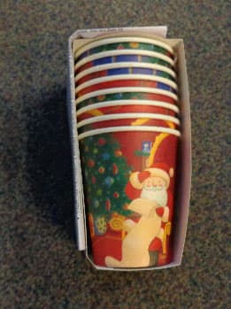 PACK OF 8 PAPER DRINKING CUPS.
WITH A PRINTED PICTURE DESIGN ON.
HOLDS A CAPACITY OF 250ML.