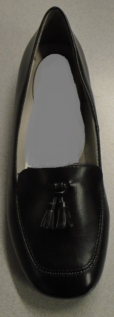 LADIES SHOE.  CASUAL SLIP ON SHOE WITH DECORECTIVE TASSEL ON VAMP.  UPPERS OF BLACK FAUX LEATHER WITH A FABRIC LINING AND PLASTIC OUTER SOLE WITH 1CM HEEL.  NOT COVERING THE ANKLE.  INSOLES OF A LENGTH OF EXACTLY 24 CMS.  NON DETACHABLE INNER SOLE WITH ACTIVE ARCH SUPPORT.