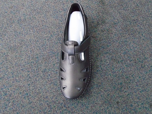 LADIES CASUAL SHOE.  SHOE IS METALLIC BRONZE IN COLOUR.  UPPER OF LEATHER.  VAMP HAS SEVERAL CUT OUT PIECES.  FASTENING STRAP THAT THREADS THROUGH A LOOP HIGH ON THE VAMP AND FASTENS WITH VELCRO.  STITCH DETAILING TO SIDE AND AROUND VAMP OF SHOE.  LINING OF OTHER MATERIALS.  OUTER SOLE OF RUBBER.  SOLE AND HEEL COMBINED MEASURES 3 CMS AT THE HIGHEST POINT.  REMOVABLE INNER SOLE.  NOT COVERING THE ANKLE.  INSOLES OF A LENGTH MORE THAN 24CMS.