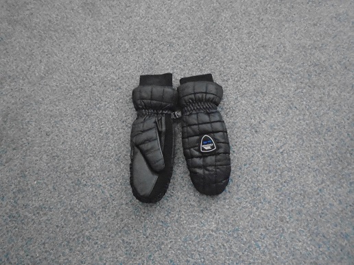 UNISEX MITTENS. THE BACKS AND THE WRISTS ARE MADE OF WOVEN POLYAMIDE, AND THE PALMS ARE MADE OF GOAT LEATHER. AN ELASTICATED WRIST PROTRUDES FROM THE OUTER PART OF THE WRIST. ONE GLOVE HAS A FELT STRIP ON THE EDGE OF THE PALM.