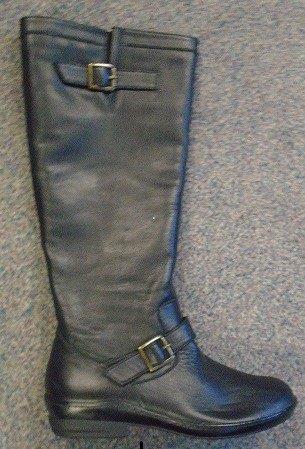 LADIES LONG BOOTS WITH ZIP FASTENING.  UPPERS OF LEATHER.  BLACK IN COLOUR.  THE BOOTS COVER THE ANKLE AND THE CALF.  OUTER SOLES OF RUBBER.   THE OUTER SOLE RISES SLIGHTLY UP ONTO THE UPPER TO CREATE A RIM WITH STITCH DETAIL.  FLAT FEEL HEEL 2 CMS HIGH.  FULL LENGTH ZIP.  LEATHER V TO TOP OF THE BOOT WITH BUCKLE DECORATION.  THE 7 CMS V ALLOWS FOR CALF ADJUSTMENT.  BUCKLE STRAP DECORATION OVER ANKLE PART OF THE BOOT.  BUCKLES OF BASE METAL.  LINING OF OTHER MATERIALS (TEXTILE).  REMOVABLE INNER SOLE WITH HEEL AND SOLE SUPPORT.  INSOLES OF A LENGTH MORE THAN 24 CMS.