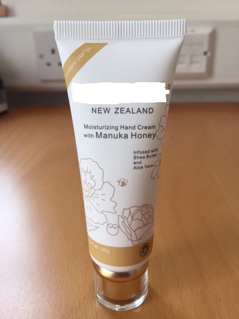 MOISTURISING HAND CREAM CONTAINING WATER, ROSEWATER, VEGATABLE GYLCERINE, ACETYL, ALCOHOL, APRICOT KERNEL OIL, SORBITAN OBLIGATE, CETEARYL OLIVATE, GLYCERYL, MONOSTEARATE, ISOPROPYL MYRISTATE, CAPRICIOUS/CAPRYLIC TRIGLYCERIDE, SHEA BUTTER, STAERIC ACID, LANOLIN, MANUKA HONEY, BENZYL ALCOHOL, TRIETHANOLAMINE, DEHYDROACETIC ACID, EDTA TETRASODIUM SALT, ROSE ESSENTIAL OIL, AND ALOE VERA POWDER. IT IS CONTAINED IN A 30 GRAMME PLASTIC TUBE.