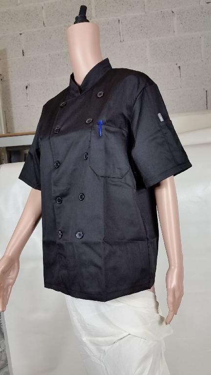 A CHEF JACKET FOR MEN. REACHING DOWN TO BELOW THE WAIST.  ROUND NECK WITH COLLAR. COMPLETE FRONT OPENING FASTENED LEFT OVER RIGHT BY BUTTONS (DOUBLE BREASTED). SHORT SLEEVES. WITH POCKET ON LEFT CHEST AND SLEEVE.  HEMMED AT BASE. 100% POLYESTER. PACKED IN A PLASTIC BAG