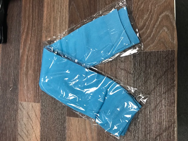 LEG WARMERS. OF KNITTED POLYESTER TEXTILE. AVAILABLE IN PLAIN OR STRIPE DESIGN. PACKED IN A PLASTIC BAG