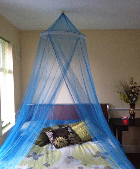 A KNITTED MOSQUITO NET.  WITH CENTRE RING ON A HOOK FOR MOUNTING ON THE CEILING AND USED FOR FURNISHING OVER A BED.  NOT IMPREGNATED OR COATED. OF POLYESTER TEXTILE. PACKED IN A PLASTIC BAG