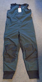 WOVEN SALPETTE STYLE GARMENT FOR UNISEX. PADDED, WITH FRONT OPENING FASTENED BY ZIP.   WITHOUT SLEEVES.  WITH KNITTED CUFF AT LEG ENDS. WITH REINFORCEMENT PATCHES OF WOVEN FABRIC AT SEAT AND KNEES. WITH PRINTED LOGO ON LEFT CHEST.  WITH PANELS OF KNITTED FABRIC OVER THE SHOULDERS AND ACROSS THE TOP OF THE BACK.  MADE FROM A LAMINATED FABRIC PREDOMINANTLY 100% NYLON OUTER WITH A VISIBLE NON CELLULAR PLASTIC COATING ON THE INNER SURFACE.