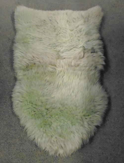 SHEEPSKIN RUG.  MATERIALS 100% SHEEPSKIN.  THE SHEEPSKIN IS TANNED AND READY FOR USE.