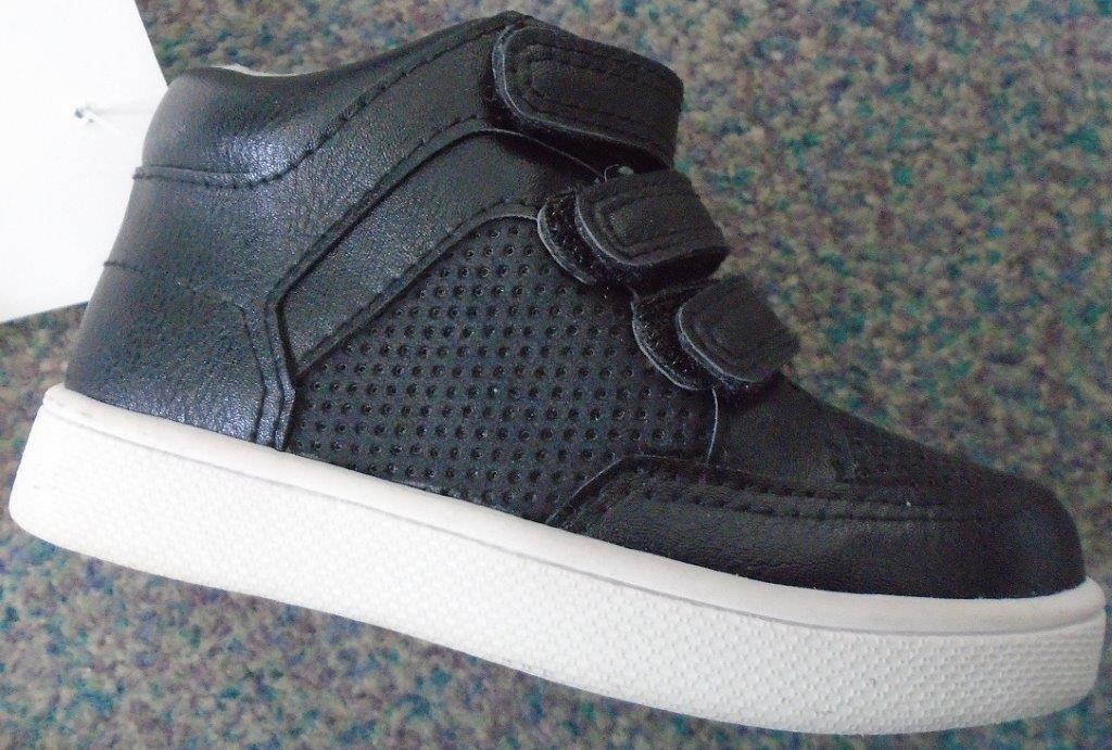 A BLACK CHILDRENS BOOT WITH UPPERS OF PLASTIC AND TEXTILE MATERIAL WITH A JERSEY LINING. PLASTIC PREDOMINATES. THE BOOT HAS THREE VELCRO FASTENERS AND AN OUTER SOLE OF PLASTIC. THE BOOT COVERS THE ANKLE AND  IT HAS AN INSOLE LENGTH OF LESS THAN 24CMS.


A CHILDS BOOT WITH UPPERS OF PLASTIC AND TEXTILE WHERE THE PLASTIC PREDOMINATES, WITH OUTER SOLE OF PLASTIC. BLACK IN COLOUR WITH A WHITE SOLE. THO BOOT COVERS THE ANKLE BUT NO PART OF THE CALF. WITH AN INSOLE LENGTH OF LESS THAN 24CMS. WITH 3 VELCRO STRAPS FOR FASTENING. WITH A JERSEY INNER LINING.
