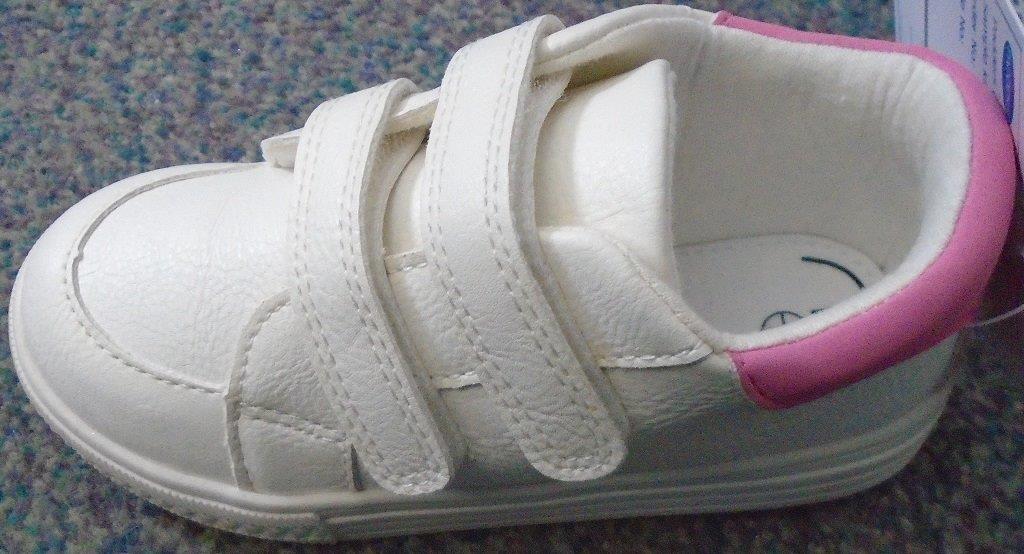 CASUAL STYLE SHOE WITH UPPERS OF PLASTIC. WITH  OUTER SOLES OF PLASTIC  NOT COVERING THE ANKLE .THERE ARE TWO VELCRO  FASTENING STRAPS.THERE IS A RUBBER STRIP ATTACHED TO THE FRONT OF THE SOLE.THE INSOLE IS REMOVABLE AND MEASURES LESS THAN 24CM.THE SHOE IS WHITE WITH A PINK HEEL PIECE.