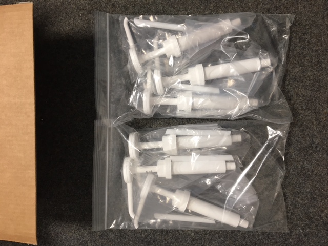 WHITE COLOURED PLASTIC SWIRL PUMPS FOR DISPENSING SYRUPS INTO BEVERAGES. THERE ARE 3 PUMPS TO A PACK. THE NET WEIGHT IS 0.7KG.