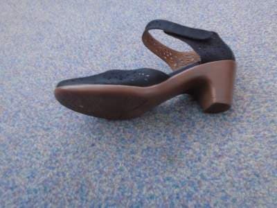 LADIES BLACK COURT SHOE WITH SUEDE UPPER AND A PLASTIC SOLE
CUT OUTS TO VAMP, ANKLE STRAP AND SIDE OF HEEL. HEEL OF MORE THAN 3CM AND NOT COVERING THE ANKLE.
THE ANKLE STRAP HAS VELCRO FASTENING.