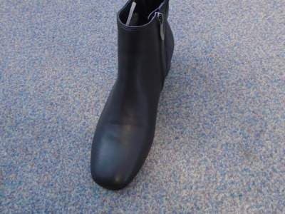 LADIES ANKLE BOOT WITH PLASTIC UPPER AND A RUBBER SOLE.
INSIDE ZIP AND A 3CM HEEL.
THE BOOT HAS A BUCKLE DESIGN AROUND HEEL AND FABRIC TO BACK SIDE OF HEEL.