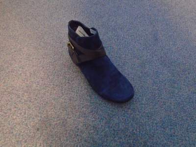 LADIES ANKLE BOOT. WITH UPPERS OF NAVY SUEDE.WITH BROWN STRAP BUCKLE.WITH OUTER SOLES OF RUBBER.BOOT COVERS THE ANKLE BUT NO PART OF THE CALF.SIDE ZIP FASTENING ON OUTER SIDE OF BOOT.A 2CM HEEL. WITH INSOLES OF A LENGTH OF 24 CM. LOOP AT BACK OF HEEL.